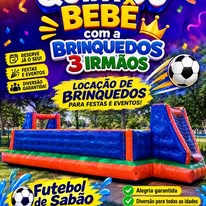 Brinquedo inflável colorido para festas, com futebol de sabão