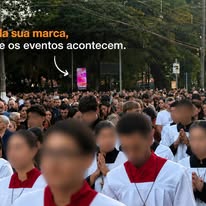 Painel LED mostrando anúncio em evento com grande circulação
